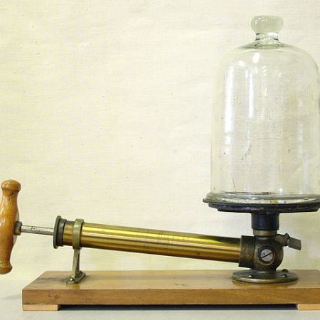 https://commons.wikimedia.org/wiki/File:Kolbenluftpumpe_hg.jpg